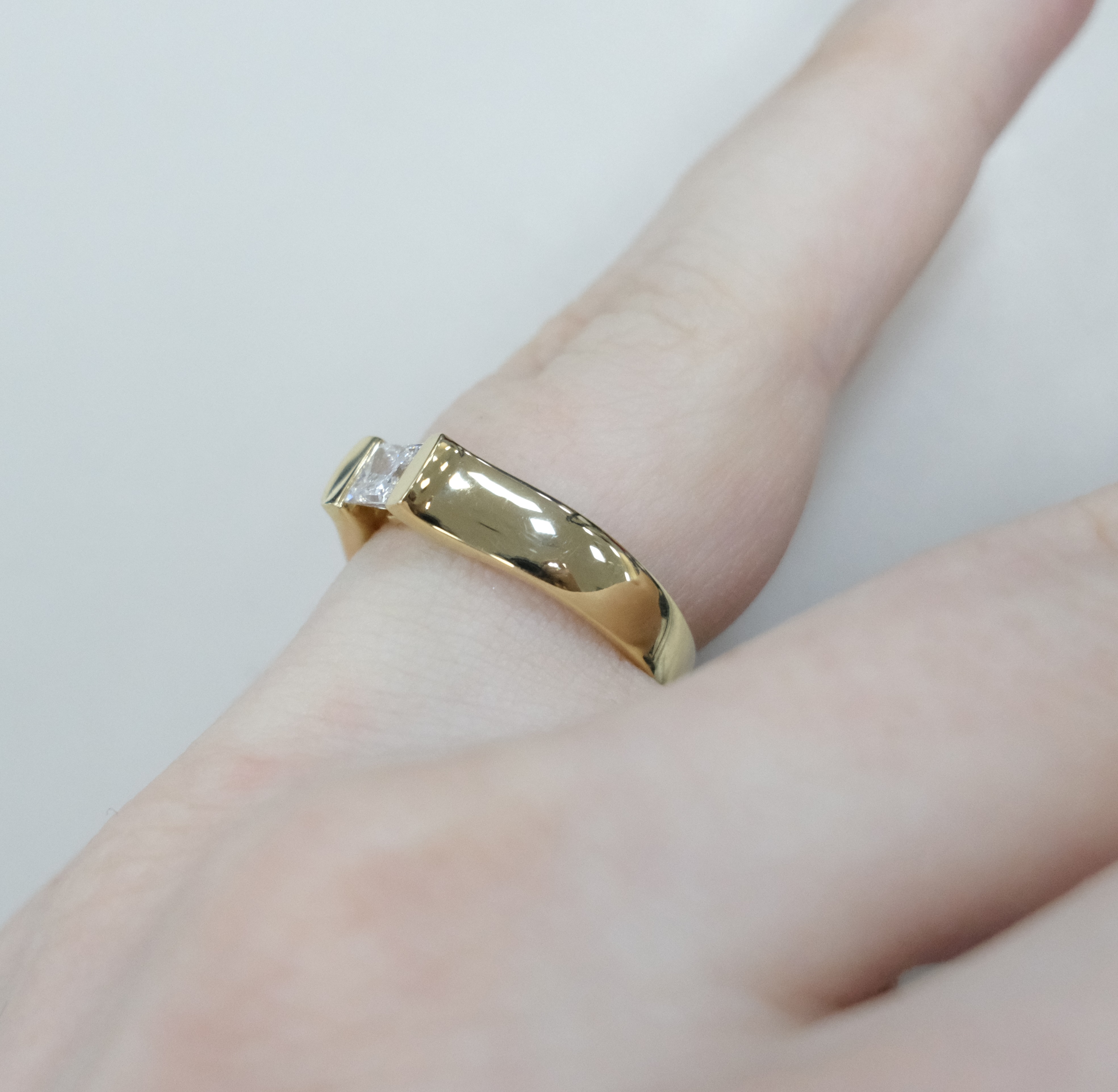 Кольцо из желтого золота с бриллиантом